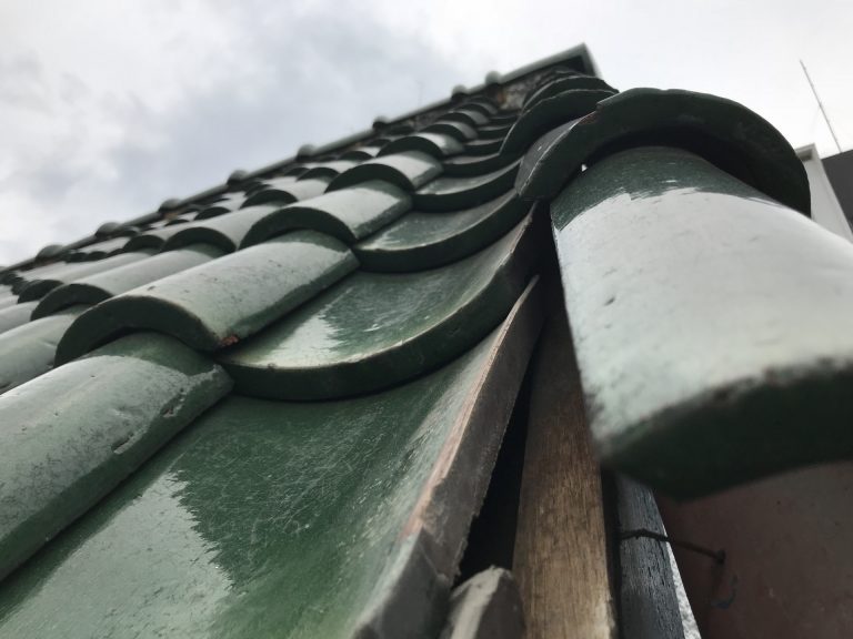 剥がれた釉薬瓦の瓦屋根