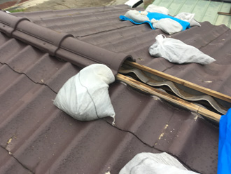 棟板金が外れたところから雨漏りしている