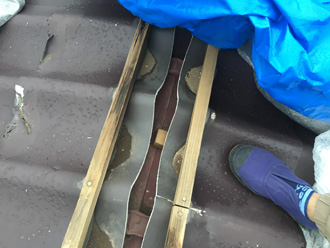 棟板金が外れている