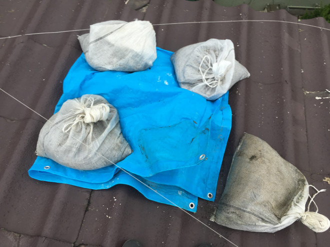 強風で屋根材が割れて養生している