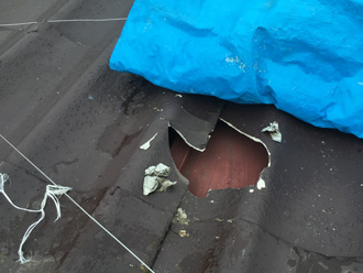 西東京市住吉町で強風から屋根瓦破損と棟板金飛散による雨漏り