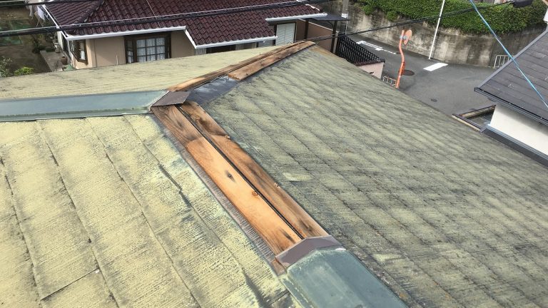 棟板金が外れ木製の貫板が露出状態