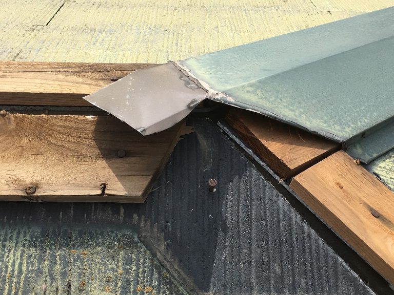 棟板金の欠損箇所と貫板