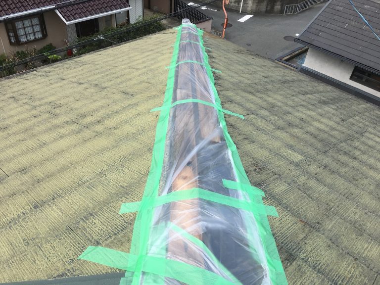棟板金破損箇所の養生の様子