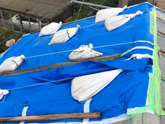 ブルーシートによる雨養生