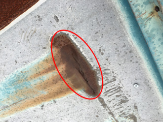 屋根材に穴が空いている