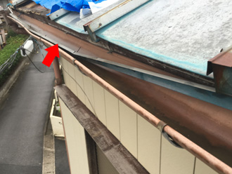 屋根材が剥がれている