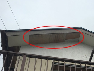 茅ヶ崎市菱沼で金属屋根の腐食による穴あきから雨漏り発生