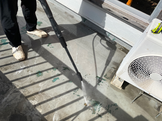 高圧洗浄にて下地を綺麗な状態に致します