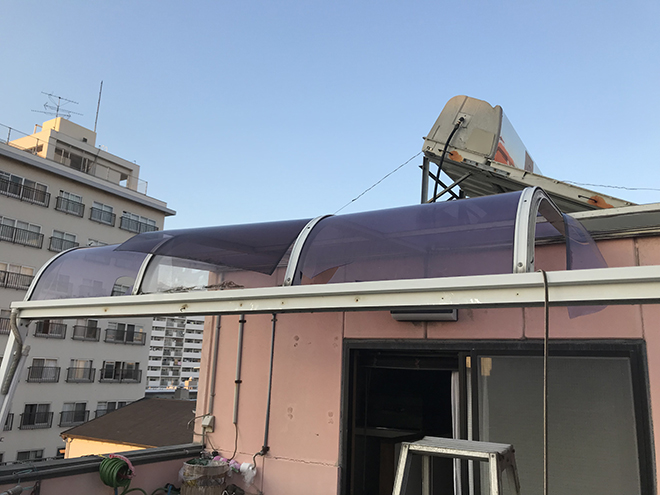 吹田市でアクリル板が破損したルーフバルコニーの屋根を現地調査します
