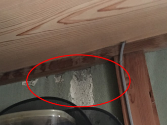 天井や壁から雨漏りがしている