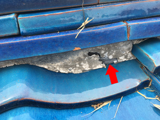 棟の漆喰が剥がれている