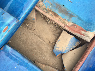 瓦が剥がれているのと、防水紙が劣化している