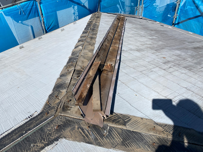 台風で雨漏りしていたスレート屋根をスーパーガルテクト（金属屋根材）でカバー工法