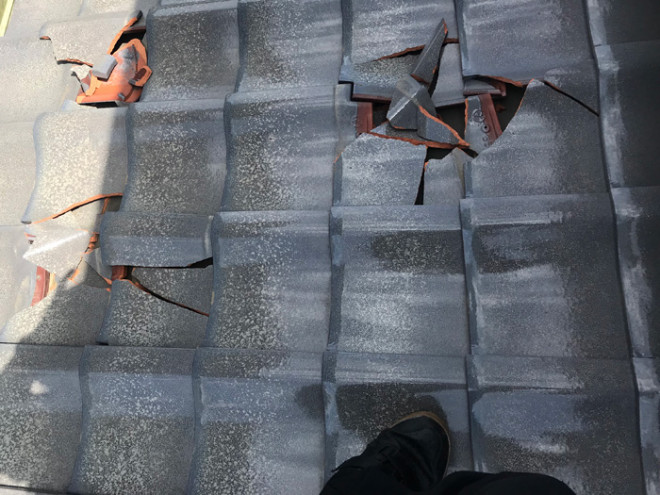 台風で割れた瓦