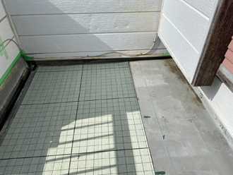 通気緩衝シートを敷いていきます