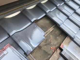 割れた瓦を撤去