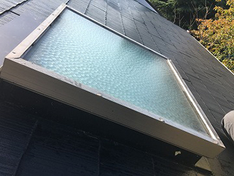 板金部分にも劣化が見られる天窓