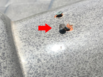 棟瓦を固定している釘が浮いている