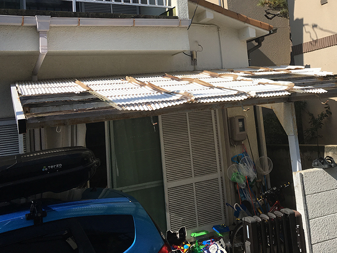 吹田市原町で塩ビ波板のカーポート屋根の修理依頼、事前調査を行います