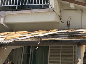 塩ビ波板が剥がれています