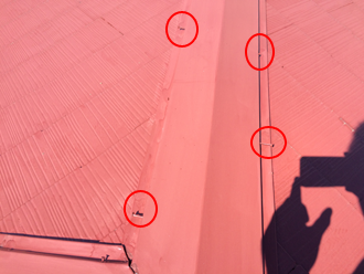 棟板金の固定釘の浮き