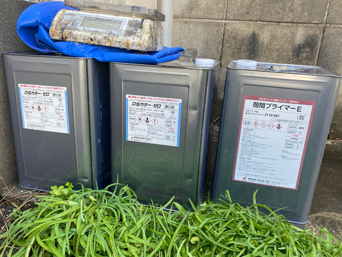 高圧洗浄が終わったら、次にプライマーをローラーで塗布していきます。  プライマーは、防水材をしっかり密着させるための下塗り材です。  下地と防水材の接着を強化し、長期間の耐久性を確保するために不可欠な工程です。