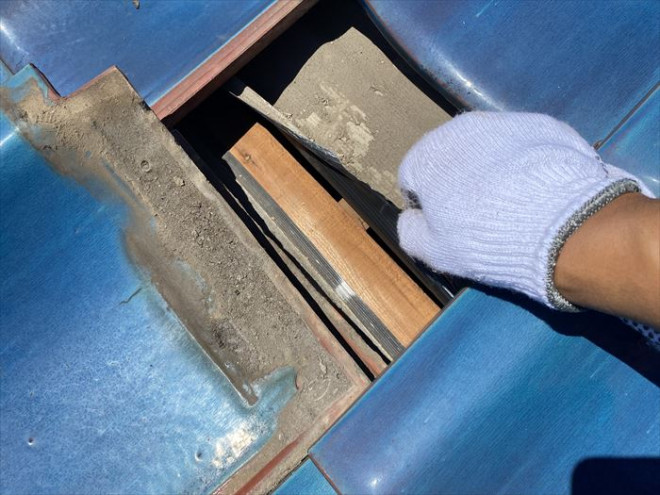 船橋市市場にて天井からの雨漏り調査で防水紙の劣化を確認、屋根葺き替え工事をご提案