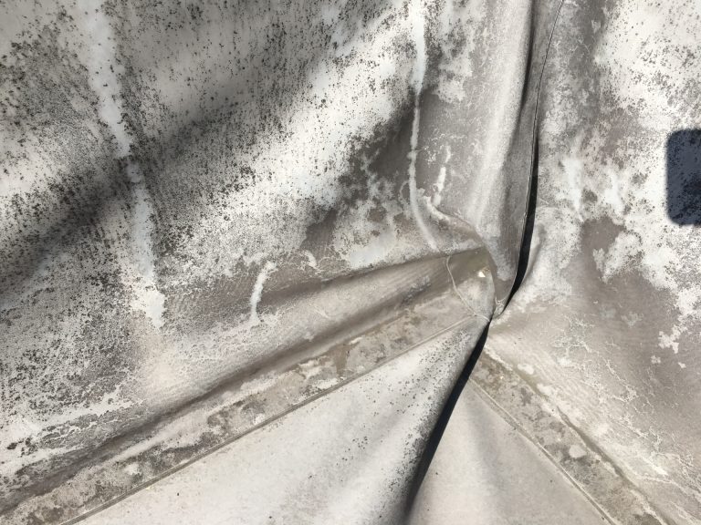 浮きがひどいシート防水の立ち上がり部分