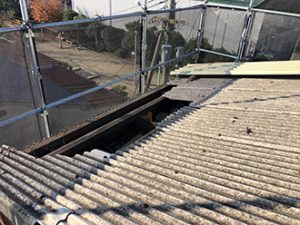 吹田市出口町のアスベストが含まれる波型スレート屋根をカバー工法でガルバリウム金属屋根に！