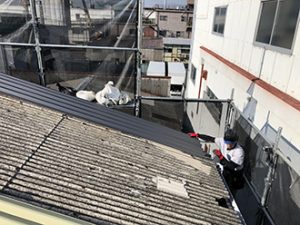 ガルバリウム金属を葺いていきます