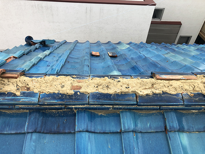 棟が崩れ葺き土があらわになっている状態