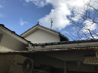 経年で曲がってしまった雨樋