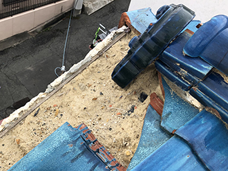 落ちそうな鬼瓦