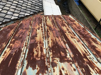 経年劣化して傷んだ屋根から雨漏り発生、葺き替えをご提案いたしました【吹田市】