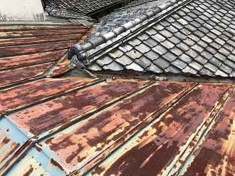 トタンと瓦が使用された屋根