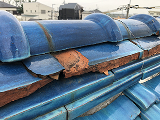 破損しているのし瓦