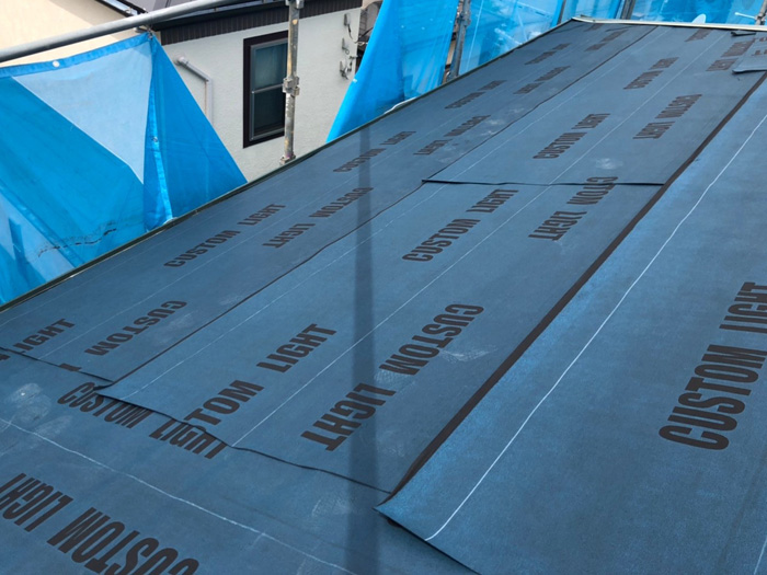 屋根カバー工法　防水紙設置