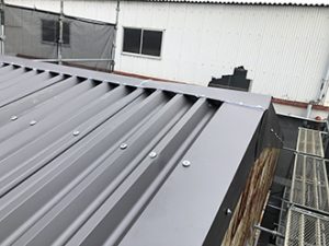 棟板金を取り付け、ケラバを処理します