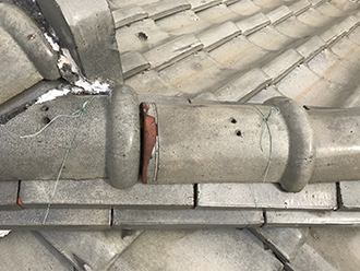 冠瓦がずれている