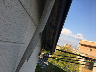 軒天化粧板の剥がれ