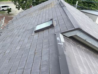 三鷹市牟礼にてスレート屋根に設置された天窓の経年劣化による雨漏り調査を実施しました