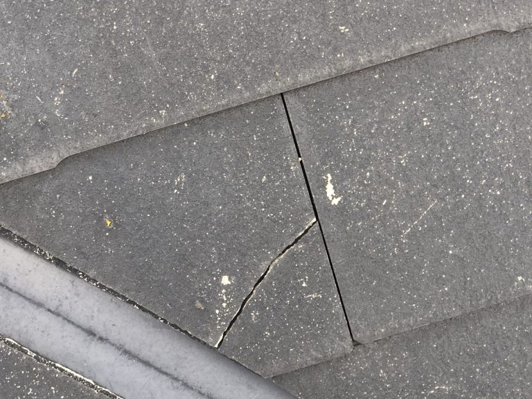 スレートにヒビ
