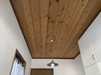 照明近くで雨漏り