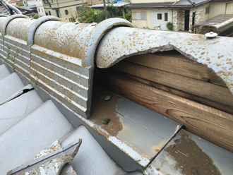 あきる野市秋留で強風による棟の破損と屋根材の欠け