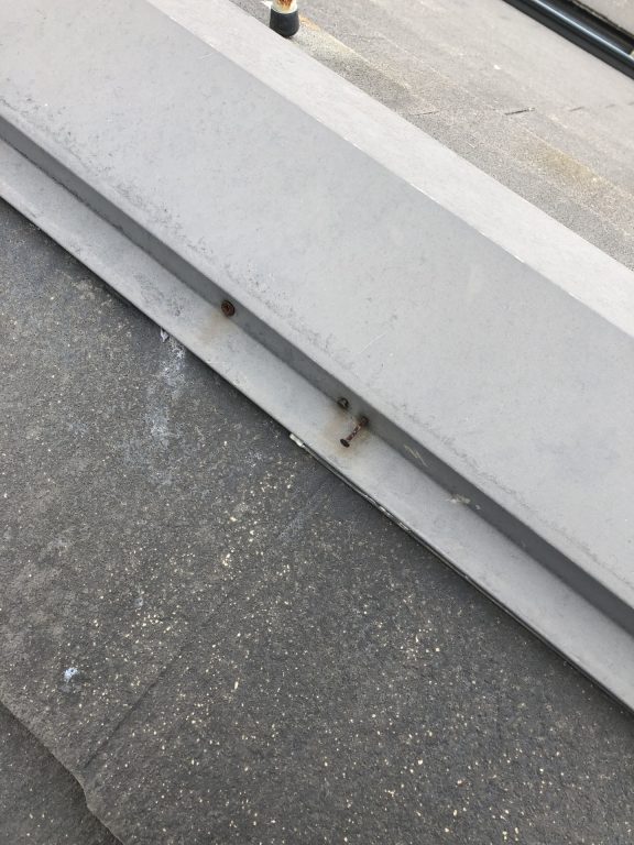 棟板金の釘が緩んでいる