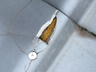 瓦が割れている