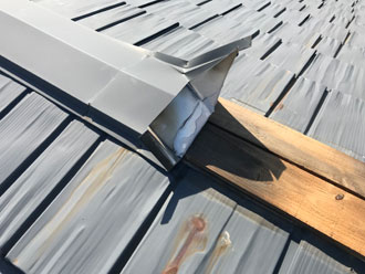 大棟の棟板金が大きく曲がっています