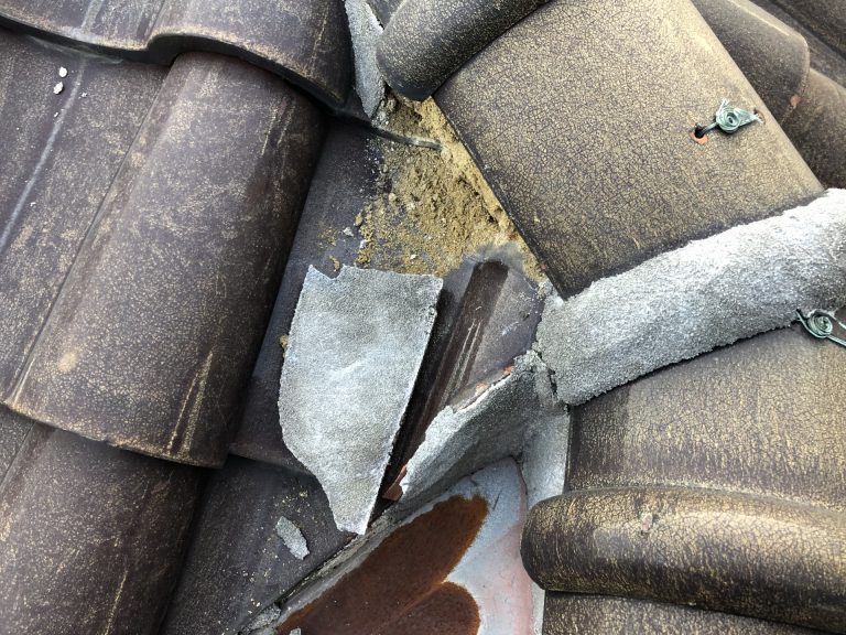 葺き土が流れ出ている