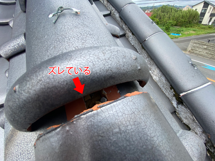横浜市西区伊勢町で棟の冠瓦のズレと漆喰の経年劣化による雨漏り